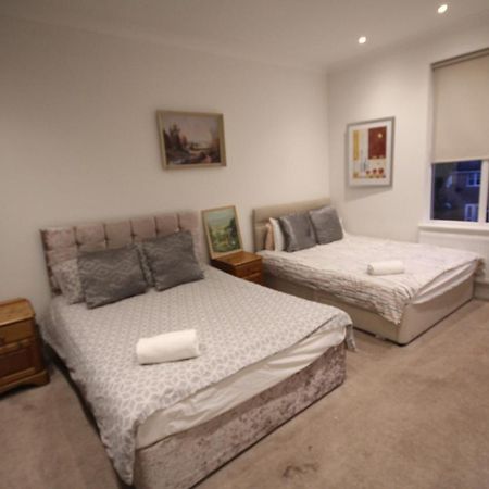 Great West Road Apartments Flat C London Bagian luar foto