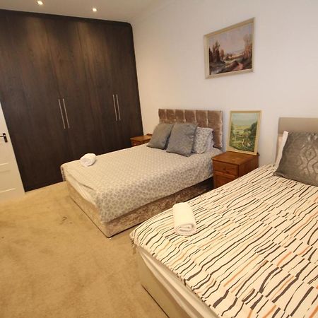 Great West Road Apartments Flat C London Bagian luar foto