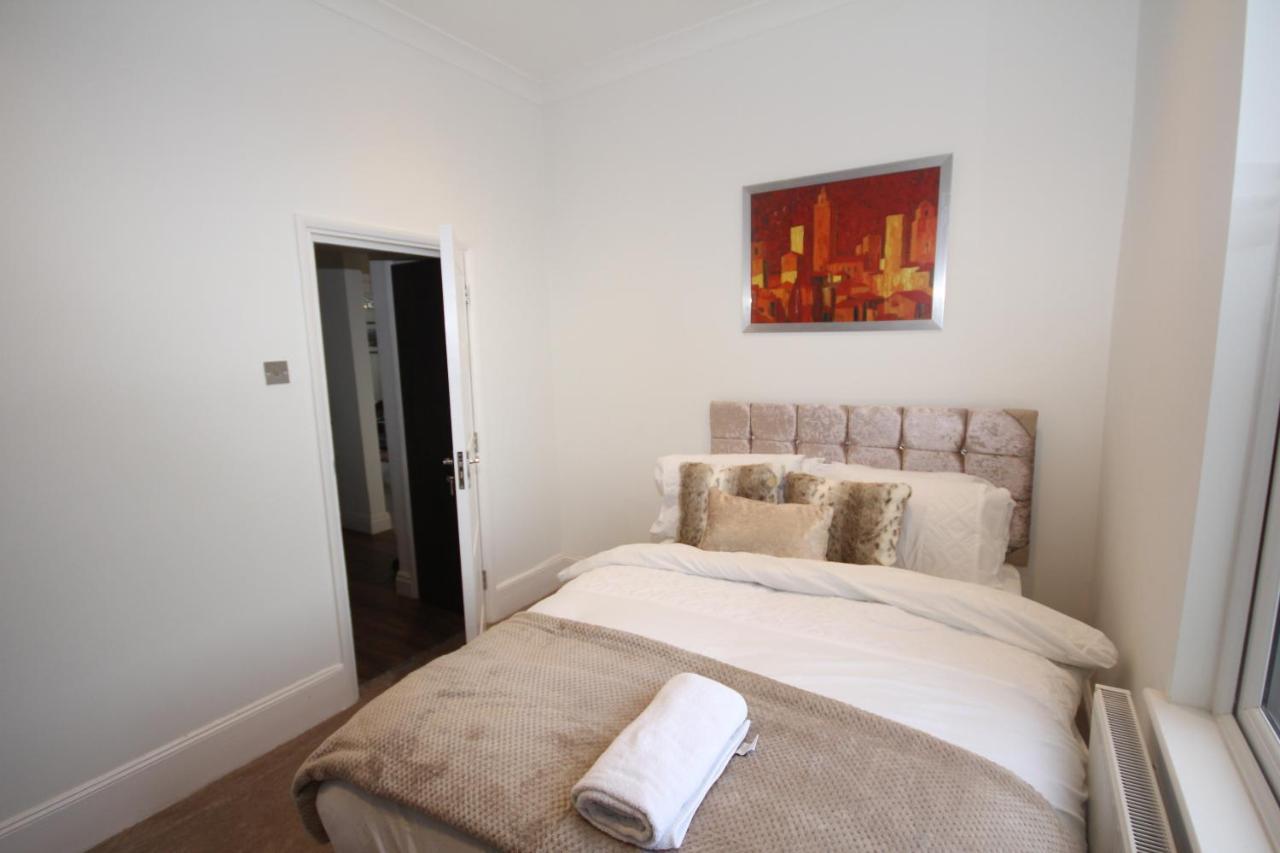 Great West Road Apartments Flat C London Bagian luar foto