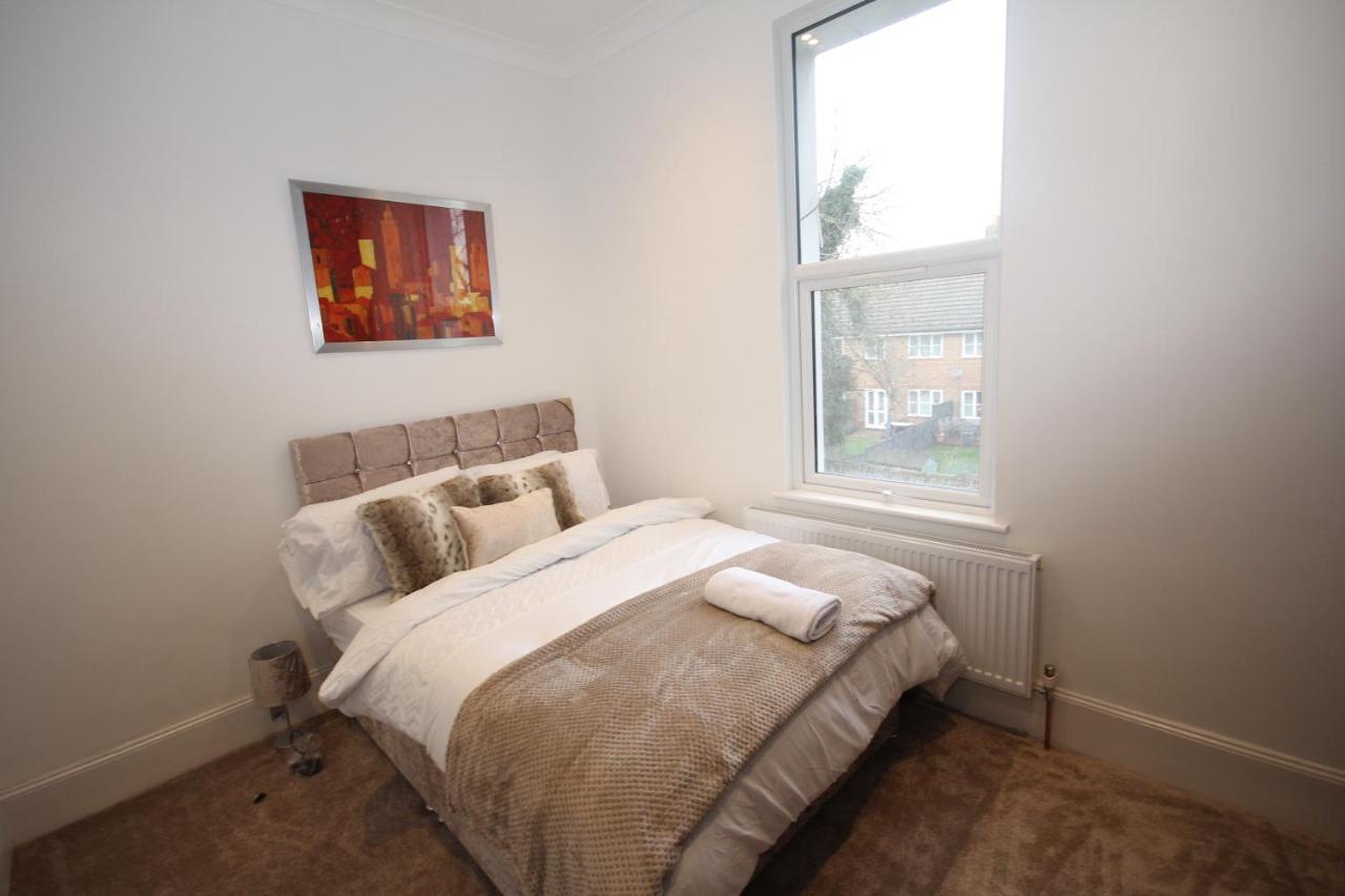 Great West Road Apartments Flat C London Bagian luar foto