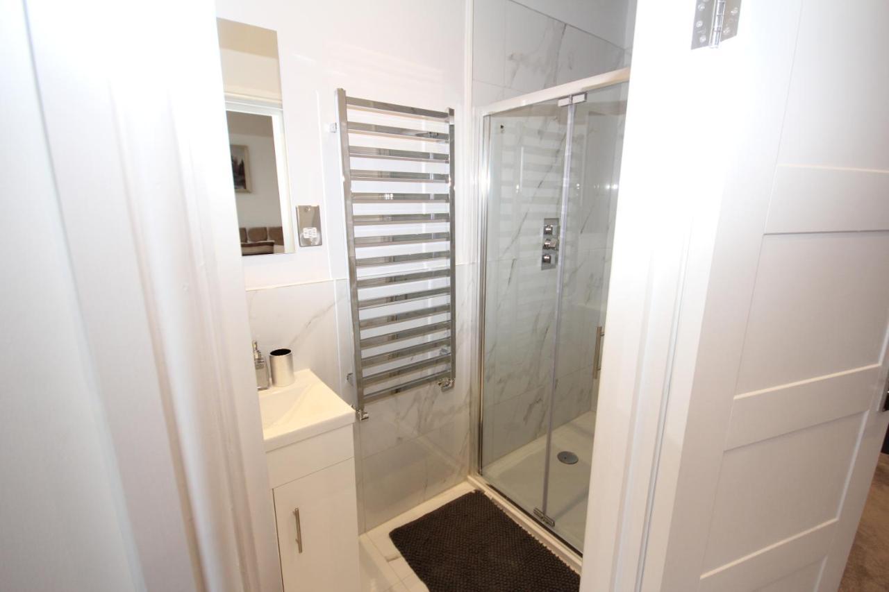 Great West Road Apartments Flat C London Bagian luar foto