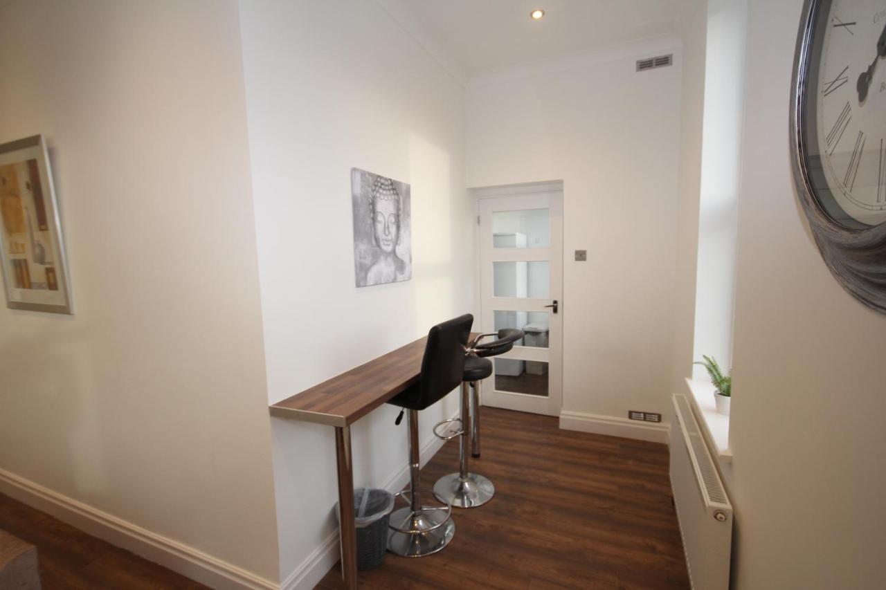 Great West Road Apartments Flat C London Bagian luar foto