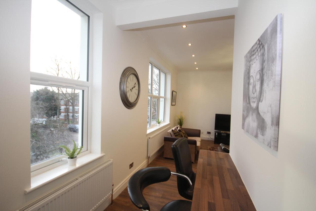 Great West Road Apartments Flat C London Bagian luar foto
