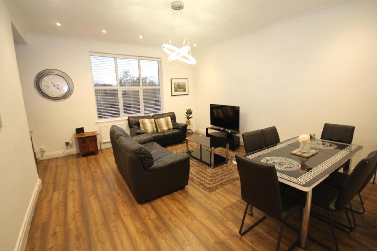 Great West Road Apartments Flat C London Bagian luar foto
