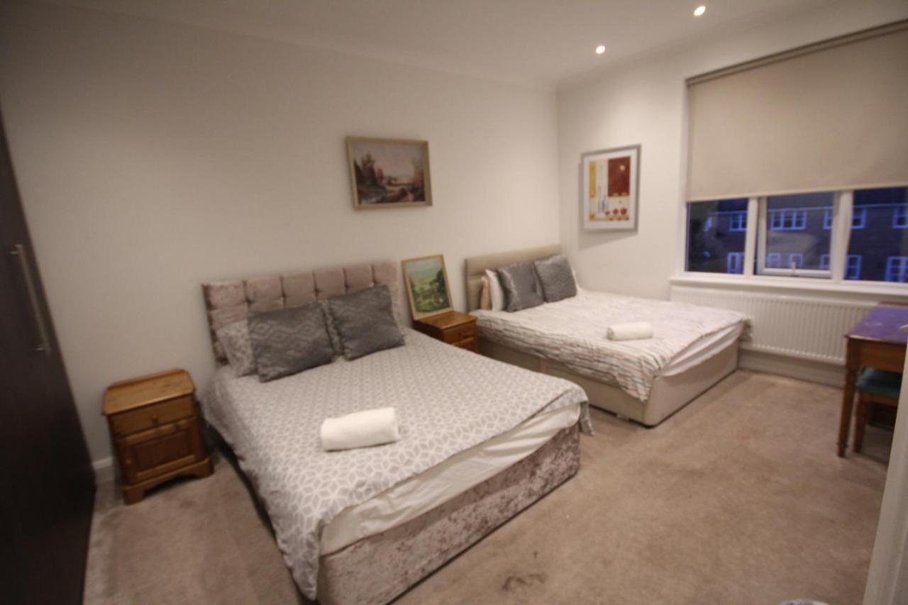 Great West Road Apartments Flat C London Bagian luar foto