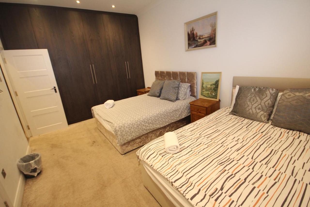 Great West Road Apartments Flat C London Bagian luar foto